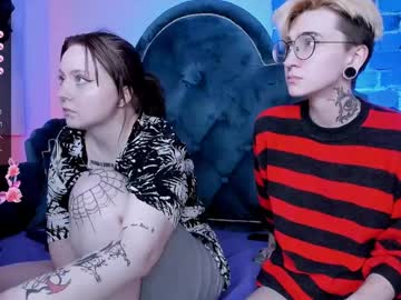 couple Webcam Sex Crazed Girls with shypreettygirl