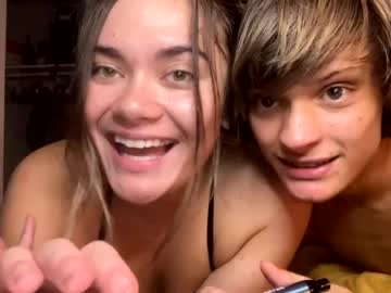 couple Webcam Sex Crazed Girls with partystars